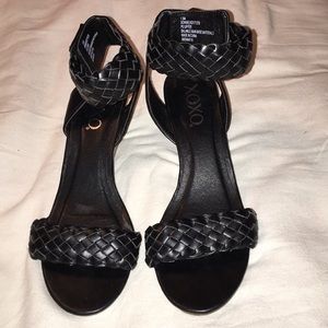 NWOB xoxo Sandals Black sz 7 1/2